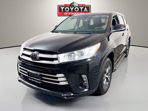 Used 2018 Toyota Highlander LE image 3