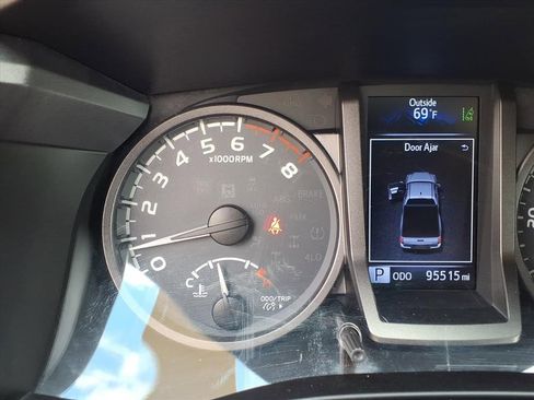 Used 2018 Toyota Tacoma TRD Sport image 27