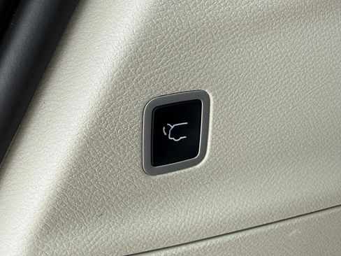 Used 2024 Chrysler Pacifica Touring-L image 15