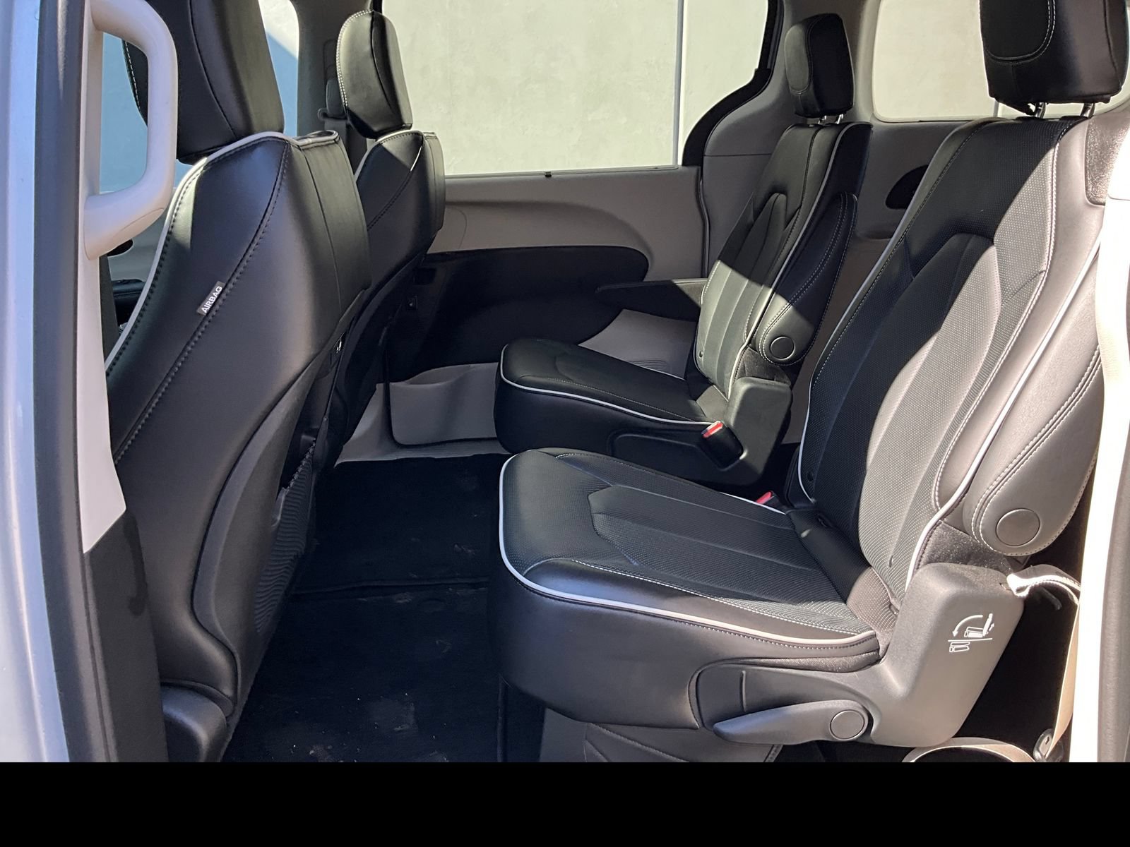 Used 2023 Chrysler Pacifica Limited AWD/4WD image 11