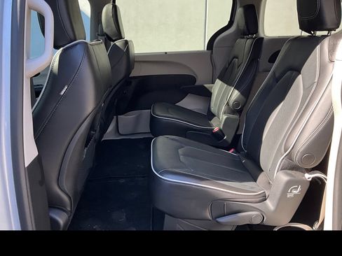 Used 2023 Chrysler Pacifica Limited AWD/4WD image 11