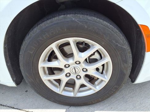 Used 2023 Chrysler Pacifica Touring-L FWD image 7