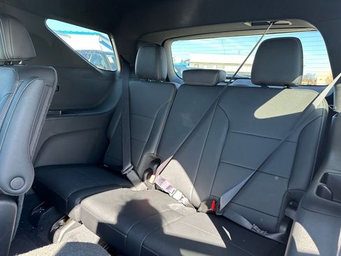 Used 2025 Chevrolet Traverse LT image 13