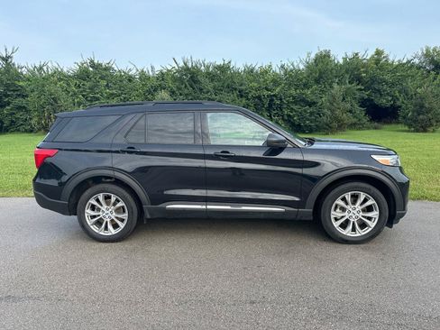 Used 2024 Ford Explorer XLT w/ Equipment Group 202A AWD/4WD image 10