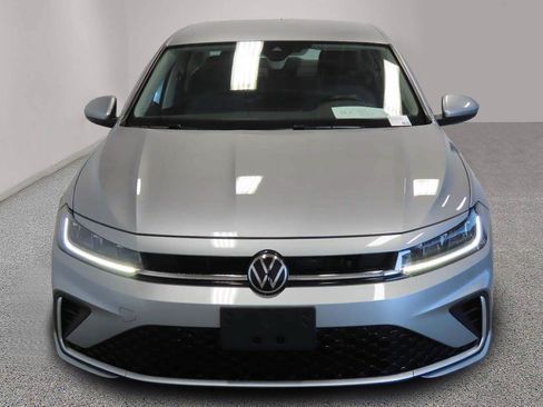 Used 2025 Volkswagen Jetta SE FWD image 2