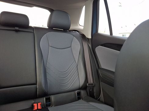 Used 2025 Volkswagen Tiguan SE image 16