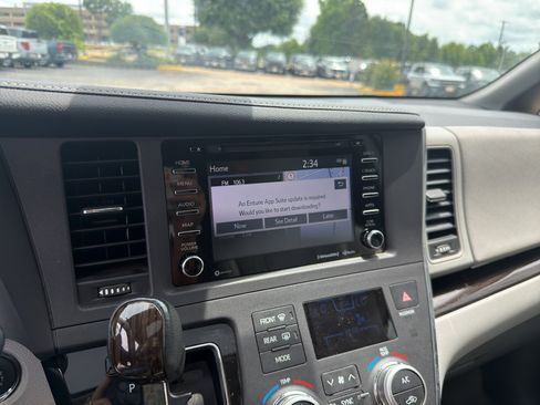 Used 2018 Toyota Sienna XLE w/ XLE Navigation Package FWD image 29