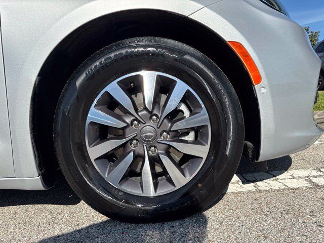 Used 2022 Chrysler Pacifica Limited w/ Uconnect Theater Family Group FWD image 9