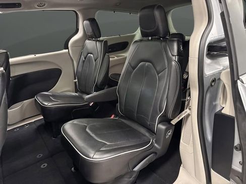 Used 2023 Chrysler Pacifica Limited w/ Uconnect Theater Family Group image 34