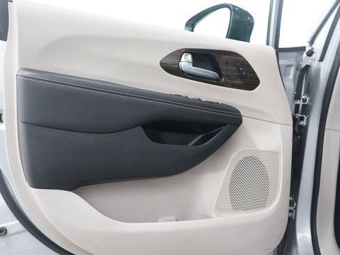 Used 2024 Chrysler Pacifica Limited FWD image 21