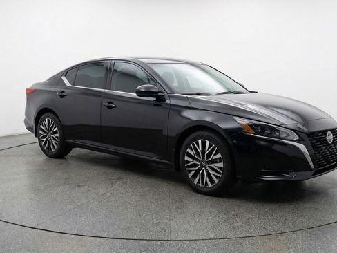 Used 2025 Nissan Altima 2.5 SV FWD image 1