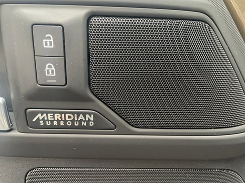 Used 2025 Land Rover Defender 110 X-Dynamic SE image 25