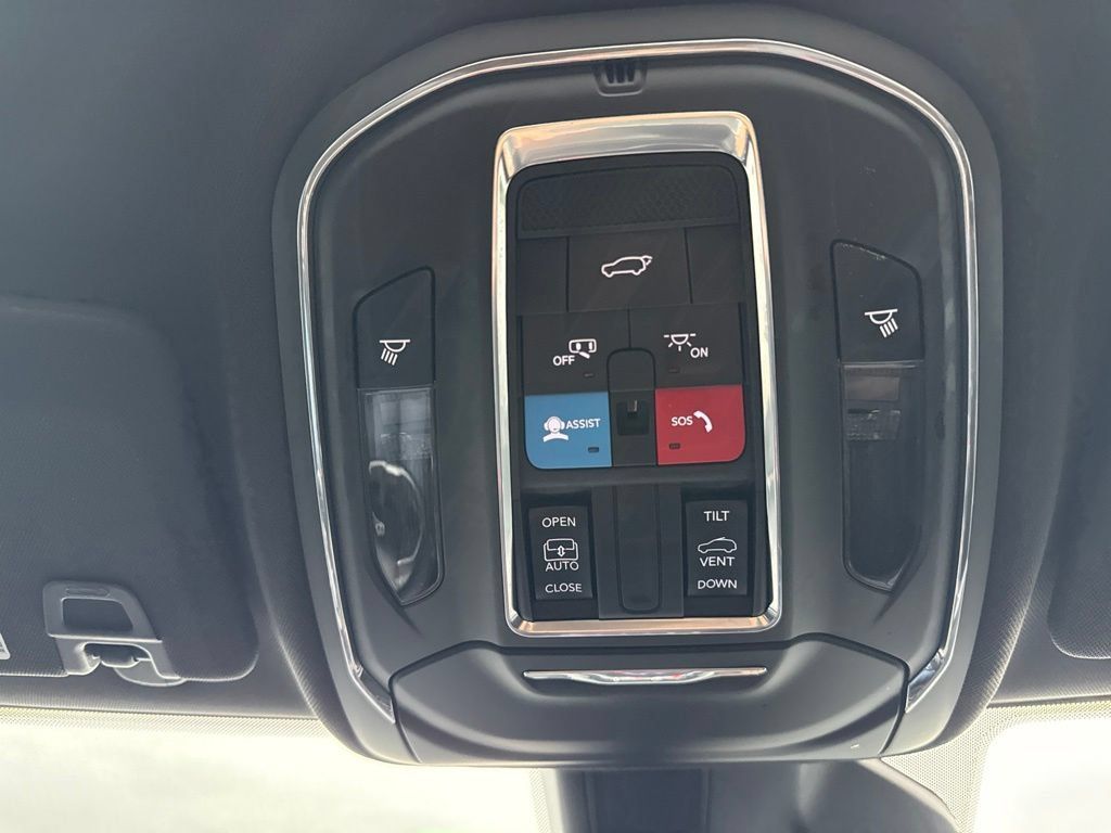 Used 2024 Jeep Grand Cherokee Altitude AWD/4WD image 19
