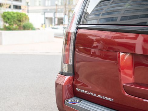Used 2020 Cadillac Escalade Luxury w/ Escalade Sport Edition AWD/4WD image 46