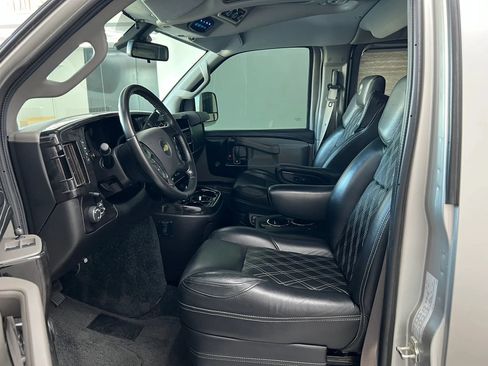 Used 2021 Chevrolet Express 3500 LS w/ Chrome Appearance Package RWD image 9