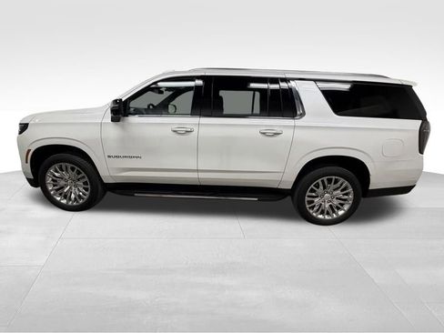 Used 2025 Chevrolet Suburban Premier AWD/4WD image 7