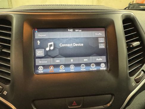 Used 2019 Jeep Cherokee Latitude Plus FWD image 19
