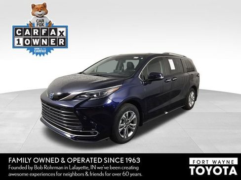 Used 2024 Toyota Sienna Platinum image 1