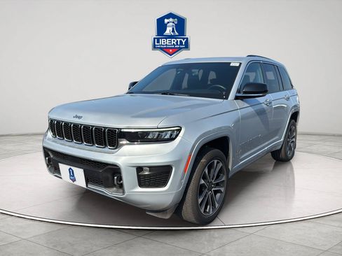Certified 2022 Jeep Grand Cherokee Overland w/ Luxury Tech Group IV AWD/4WD image 4