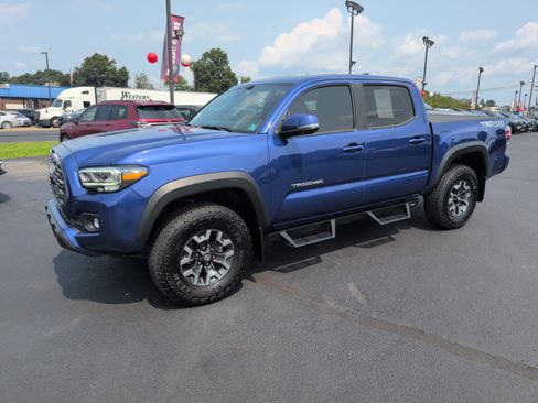 Used 2023 Toyota Tacoma TRD Off-Road w/ TRD Premium Off Road Package AWD/4WD image 8