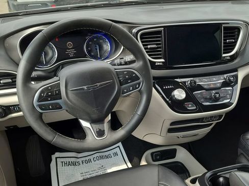 Used 2024 Chrysler Pacifica Touring-L FWD image 6