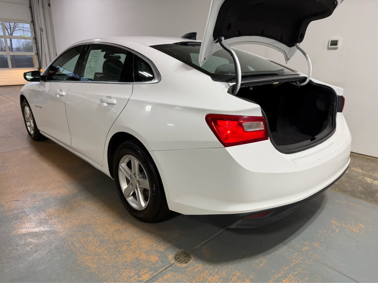 Used 2022 Chevrolet Malibu LS FWD image 4