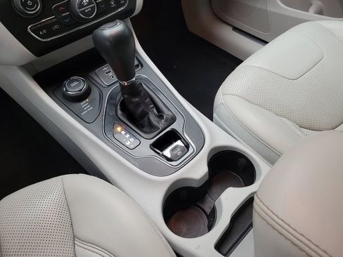 Used 2020 Jeep Cherokee Limited w/ Luxury Group AWD/4WD image 26