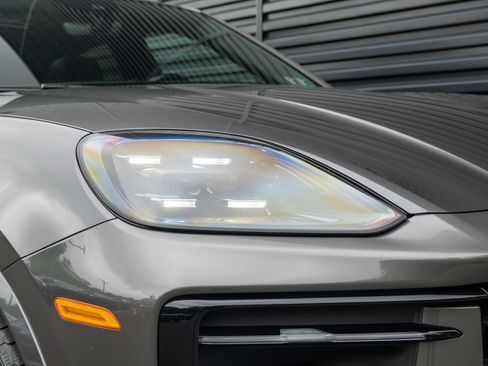 Certified 2024 Porsche Cayenne Coupe AWD/4WD image 16