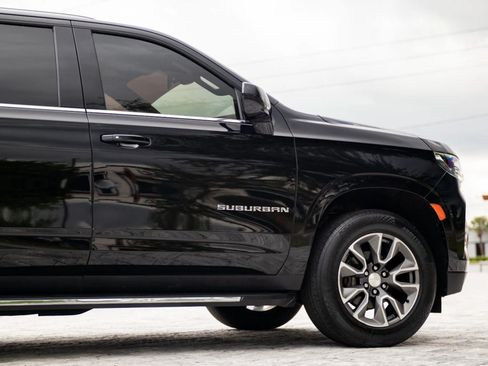 Used 2021 Chevrolet Suburban LT RWD image 17