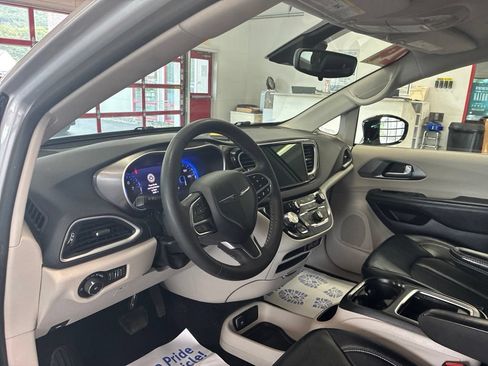 Certified 2024 Chrysler Pacifica Touring-L FWD image 13