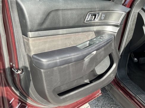 Used 2018 Ford Explorer XLT w/ Equipment Group 202A image 8