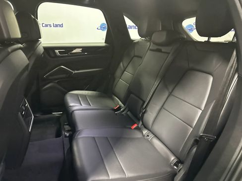 Used 2022 Porsche Cayenne AWD/4WD image 12