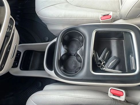 Used 2019 Chrysler Pacifica Touring-L Plus image 20