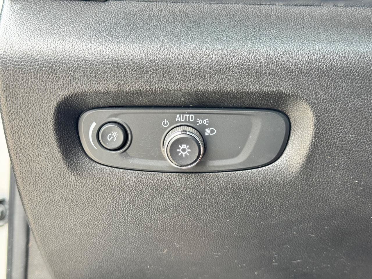 Used 2021 Chevrolet Traverse LS FWD image 27