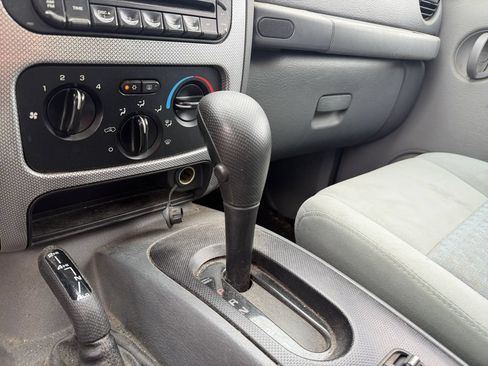 Used 2006 Jeep Liberty Sport AWD/4WD image 25