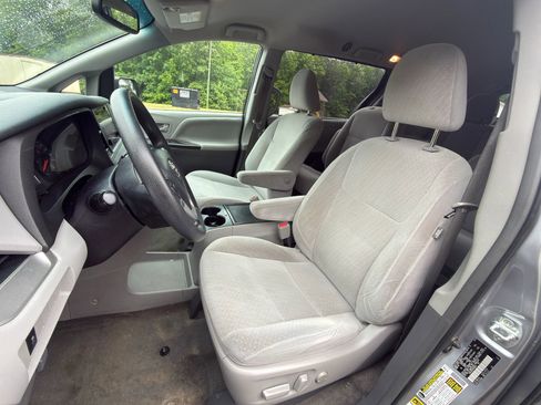 Used 2017 Toyota Sienna LE FWD image 2