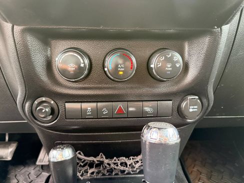 Used 2013 Jeep Wrangler Unlimited Rubicon w/ Dual Top Group AWD/4WD image 21