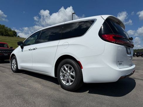 New 2026 Chrysler Pacifica Select image 3