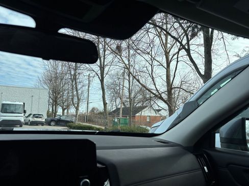 Used 2025 Nissan Pathfinder SV image 38