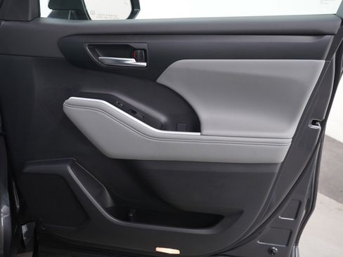 Used 2025 Toyota Highlander XLE AWD/4WD image 14