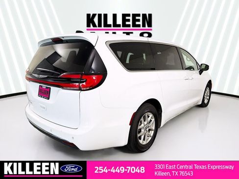 Used 2023 Chrysler Pacifica Touring-L image 8