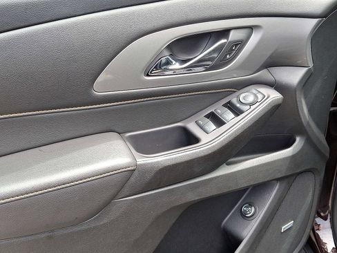 Used 2020 Chevrolet Traverse LT w/ LT Premium Package image 12