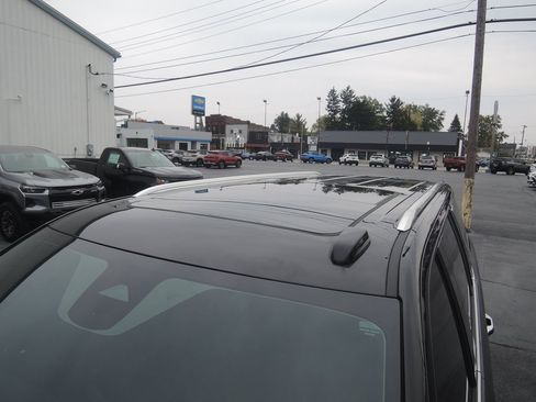 Used 2025 Chevrolet Suburban High Country image 5