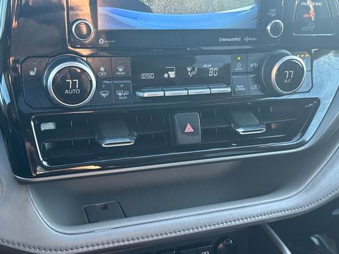 Used 2021 Toyota Highlander XLE image 27