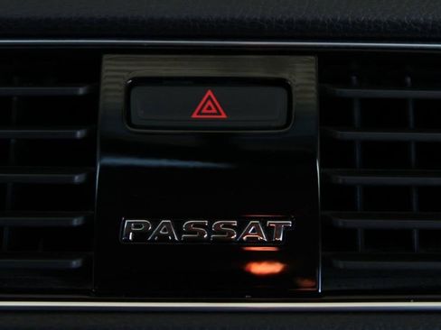 Used 2018 Volkswagen Passat 2.0T SE FWD image 28