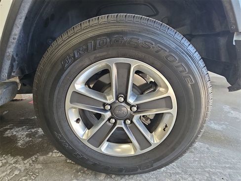 Used 2020 Jeep Wrangler Unlimited Sahara image 31