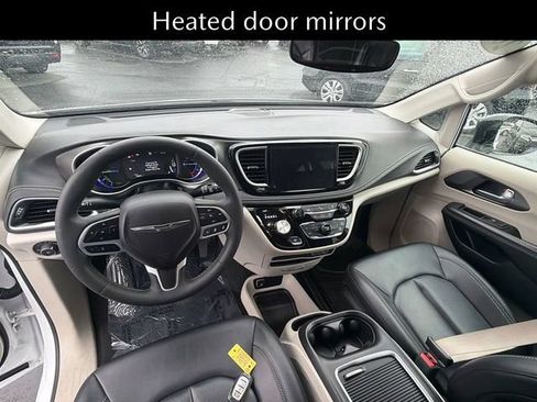 Used 2024 Chrysler Pacifica Limited FWD image 22
