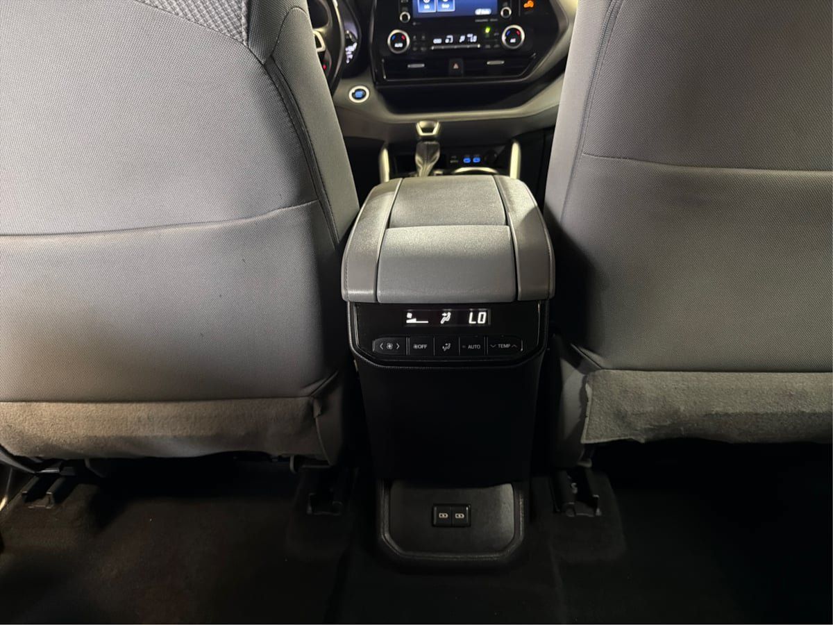 Used 2022 Toyota Highlander LE AWD/4WD image 23