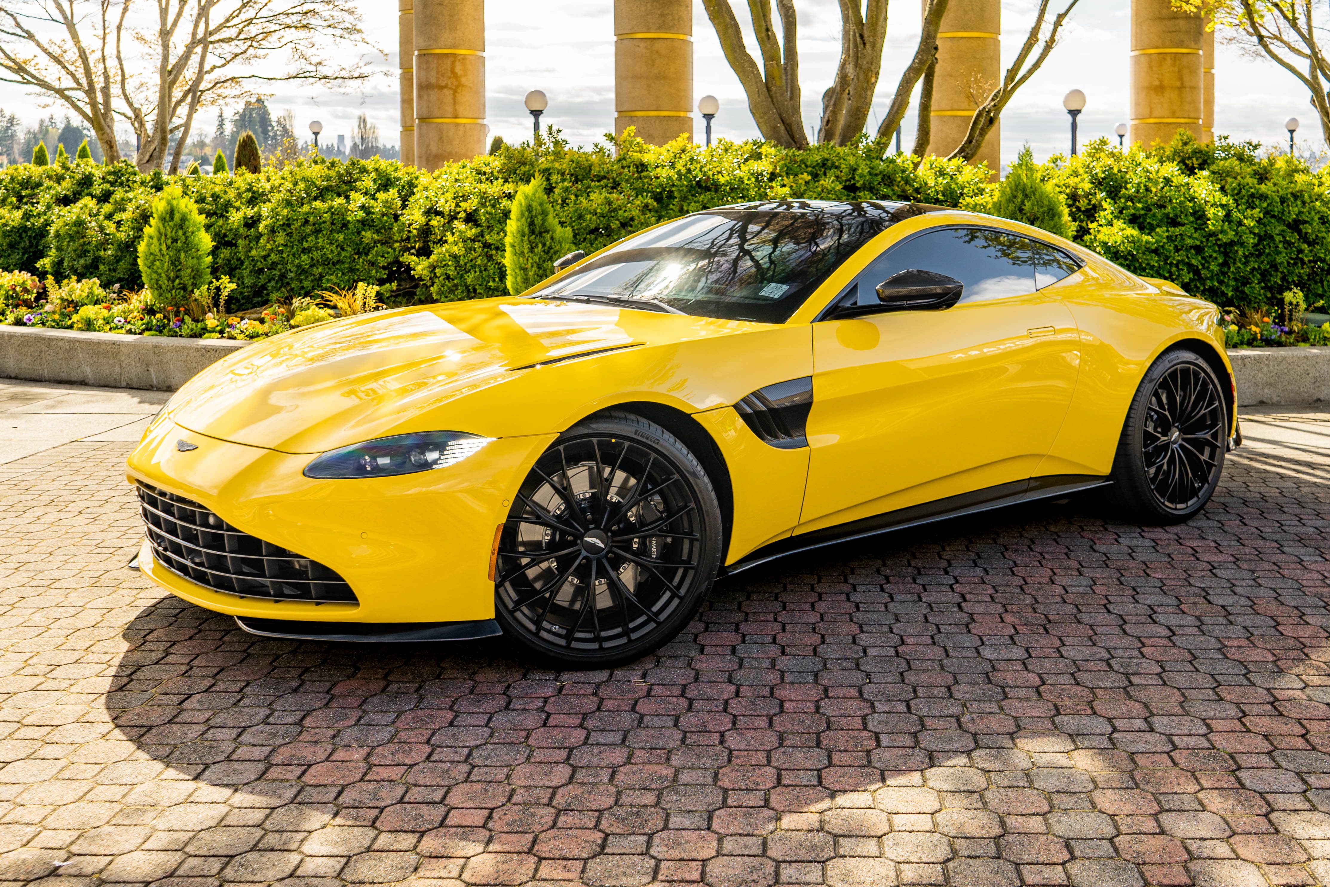 Used 2023 Aston Martin V8 Vantage Coupe RWD image 30