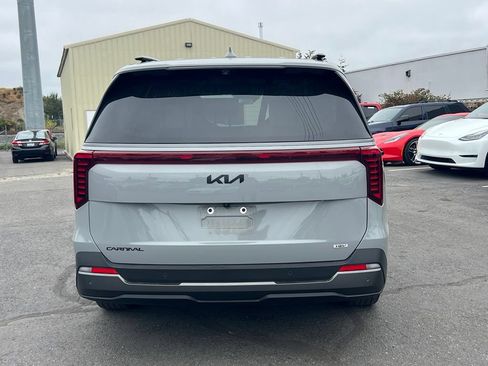 Used 2025 Kia Carnival SX Prestige FWD image 8